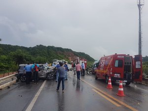 Grave acidente entre carro e van deixa um morto e feridos na BR-424