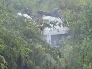 Hilux capota na AL-115 e casal é socorrido em Palmeira dos Índios