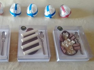 Jovem aposta na venda de ovos de Páscoa para conseguir dinheiro e comprar carrinho de doces