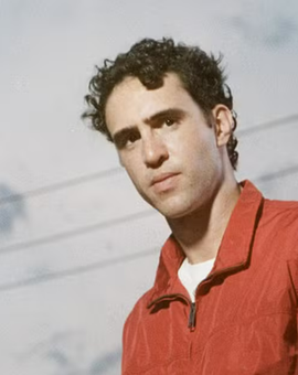 Zeca Veloso reúne Xande de Pilares, Dora Morelenbaum, os irmãos e o pai, Caetano, no álbum solo 'Boas novas'