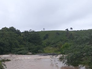 Nivel do Rio Jacuípe sobe e Defesa Civil recomenda evacuação em áreas próximas