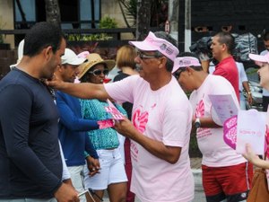 Maceió Rosa promove ação de conscientização na orla