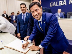 Câmara Municipal empossa Rodrigo Cunha como prefeito de Maceió