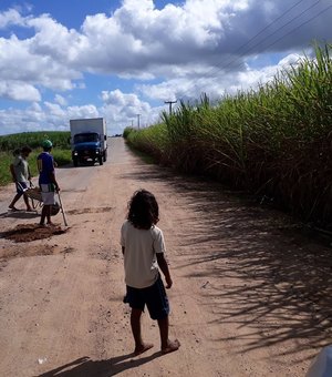 Moradores fazem operação tapa-buracos na rodovia que liga Porto Calvo e Jacuípe