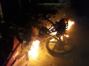 Moto é incendiada por populares após condutor atropelar mulher na AL-110 em Arapiraca