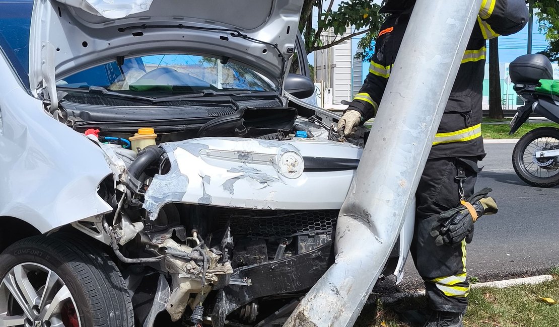 Quatro pessoas são vítimas de colisão entre carro e poste no Tabuleiro do Martins