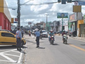 Para ajudar no trânsito, semáforo é instalado na Rua Marechal