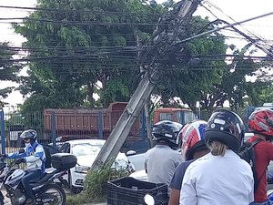 Carro colide em poste e deixa trânsito lento na Avenida Menino Marcelo