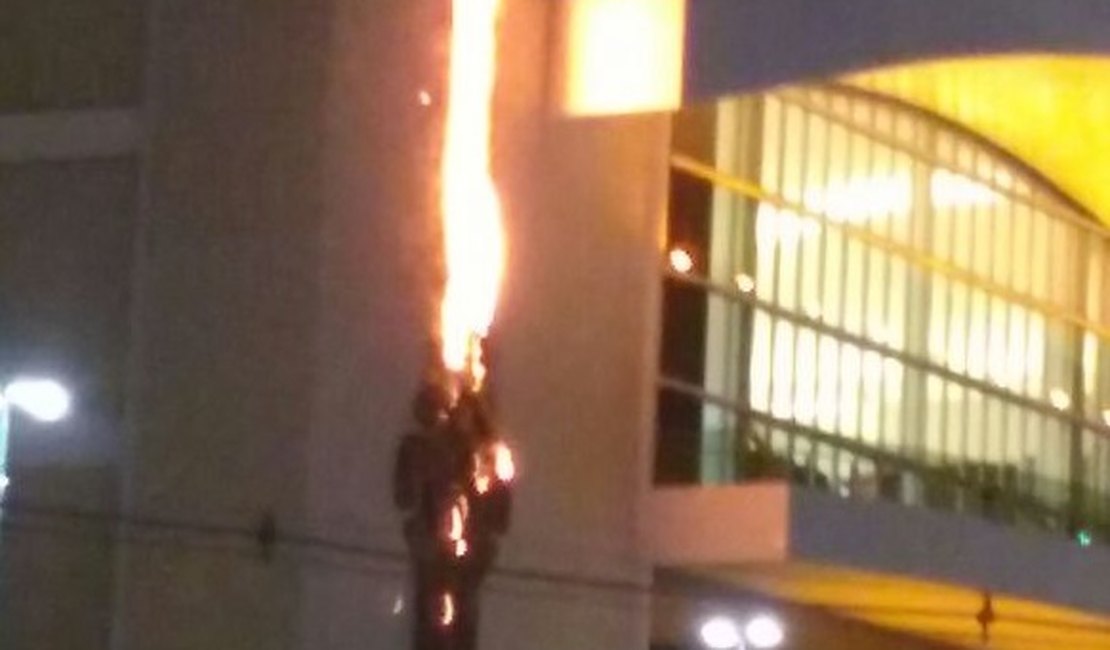 Susto: decoração natalina de shopping pega fogo em Maceió