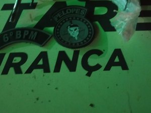 Homem é preso com arma e drogas em Porto de Pedras