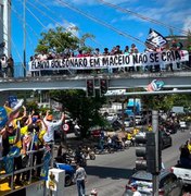 Fleming participa de protesto contra Flávio Bolsonaro e faz panfletagem na Ufal