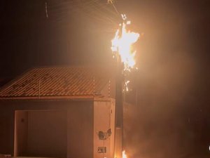 [Vídeo] Postes pegam fogo no Loteamento Ana Carolina 2 após curto-circuito