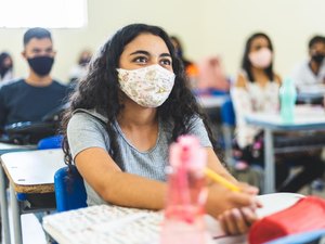 Seduc disponibiliza ônibus para levar adolescentes a pontos de vacinação