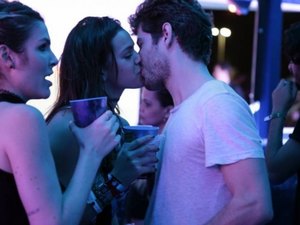 Bruna Marquezine e Maurício Destri se beijam no Rock in Rio