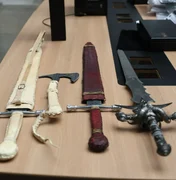 Polícia acha espada do He-Man em operação contra PMs agiotas
