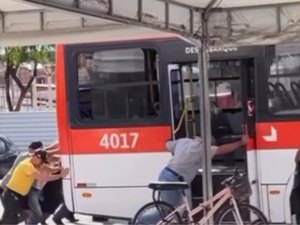 População é vista empurrando ônibus no terminal do Conjunto Graciliano Ramos, em Maceió