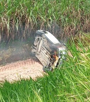Veículo pega fogo após capotamento na BR-104, em Messias
