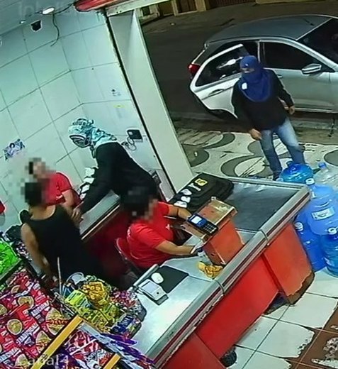 [Víde] Dupla mascarada rende funcionários e rouba caixa de mercado no interior de AL
