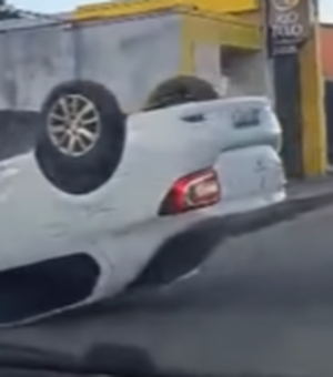 Condutor perde o controle da direção e capota carro em rua de Penedo