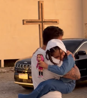 [Vídeo] Carlinhos Maia encontra fã mirim que perdeu a mãe recentemente