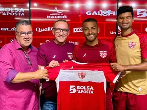 CRB apresenta o meia Estêvão que reencontra o técnico Fábio Matias