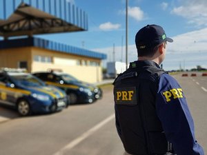 Caminhão carregado com açúcar tomba na BR 101 em São Miguel dos Campos