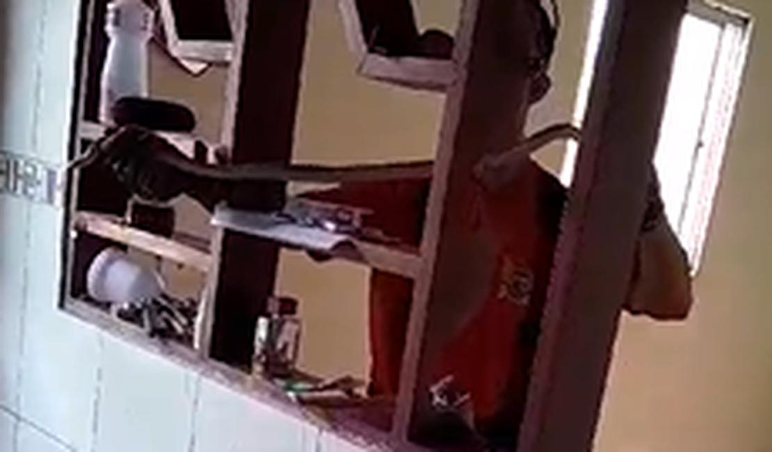 [Vídeo] Bombeiros resgatam cobra de residência em Delmiro Gouveia, no Sertão de AL
