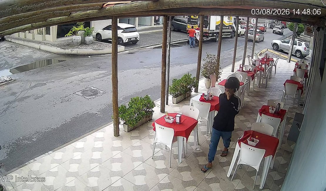 [Vídeo] Dupla assalta restaurante na Jatiúca e foge levando dinheiro do caixa
