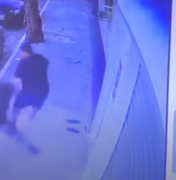 [Vídeo] Homem é atropelado por boi solto em cidade do Agreste