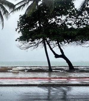 Previsão de chuvas em AL: tempo instável já provoca pontos de alagamento em Maceió
