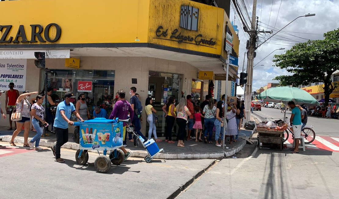 Aglomerações em filas de agências bancárias voltam a ficar descontroladas em Arapiraca