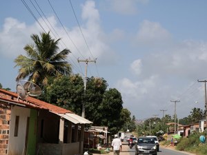 Moradores temem ser atingidos por corrente elétrica de poste