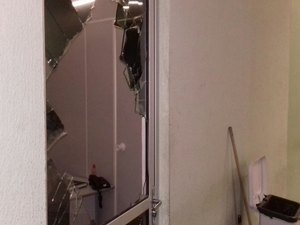 [Vídeo] Homem  quebra porta de vidro de hospital