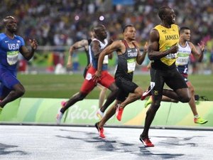 Bolt dispara e é tricampeão nos 200m