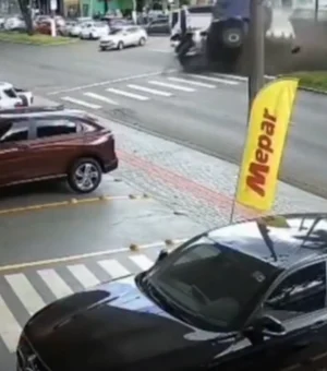 Carreta colide com oito veículos e deixa cerca de 10 feridos em Santa Catarina