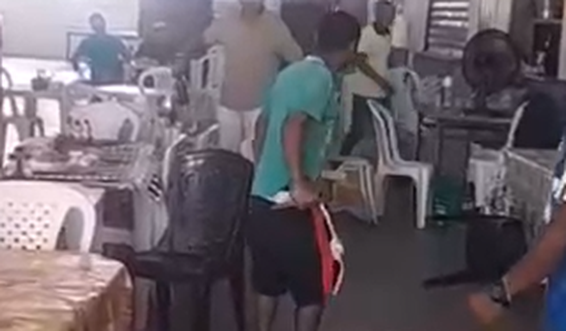 [Vídeo] Homem é preso por tentar esfaquear comerciante dentro de mercado público no Sertão de AL