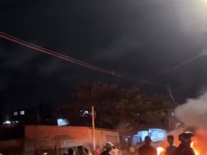 [Vídeos] Moradores do Jacintinho protestam contra falta de água no bairro