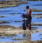 Homem é detido após trafegar com moto elétrica sobre corais na Ponta Verde