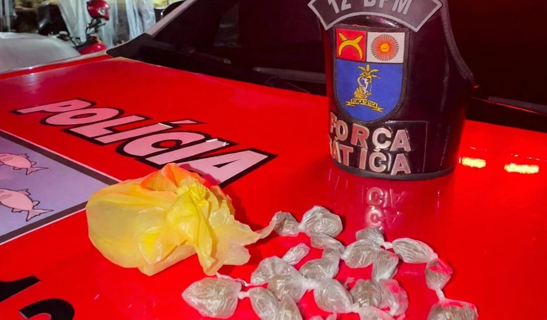 Homem é preso acusado de tráfico de drogas em praça pública de Maceió