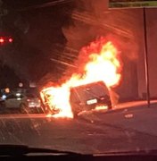 Carro pega fogo na Avenida Rotary