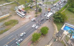 Protesto deixa trânsito parado na Avenida Menino Marcelo, em Maceió