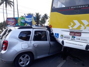 Motorista dorme ao volante e bate em traseira de ônibus na AL-101 Norte