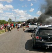 Alegando “excessos” em blitzs, moradores bloqueiam rodovia AL-220