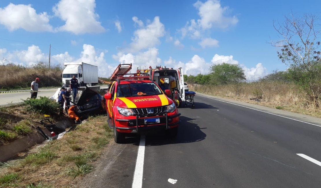 Acidente na BR-101 deixa uma vítima fatal e três feridos em Porto Real do Colégio