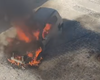 Carro pega fogo e assusta moradores na Antiga Rua da Feira, em Maragogi