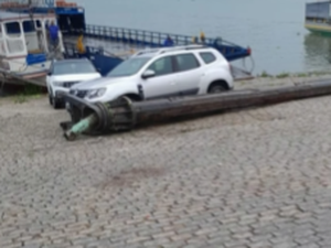 Estrutura metálica se solta de caminhão e atinge carro no Porto das Balsas, em Penedo