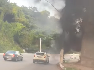 [Vídeo] Incêndio atinge vegetação na Ladeira Geraldo Melo, em Maceió