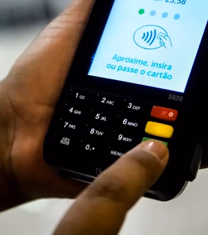 Juros do cartão de crédito caem e chegam a 428,3% em março, aponta Banco Central