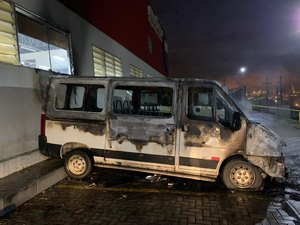 Van pega fogo e incêndio se alastra para o supermercado em Santana do Ipanema