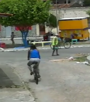 [Vídeo] Dupla atira contra grupo de homens em praça do Jaraguá 